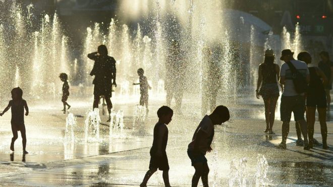Монреальские дети освежаются у фонтана в разгар смертельной жары