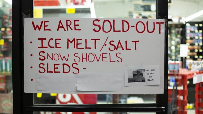 Вывеска гласит, что магазин продается из соли, снегоуборочных лопастей и санок