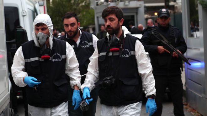 Turkish police investigators arrive at the residence of the Saudi consul in Istanbul (17 October 2018)