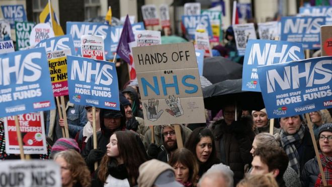 Демонстранты на митинге NHS в Лондоне