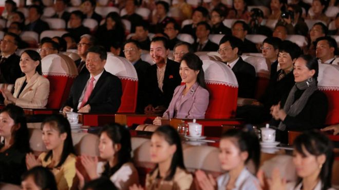 Китайский балет Сон Тэ сидит между Ким Ё-чон (слева) и Ри Сол-дзю (в центре) в балете