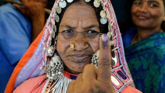 ஹைதராபாத்தின் புறநகர்ப் பகுதியில் தனது வாக்கை இன்று பதிவு செய்த பெண்