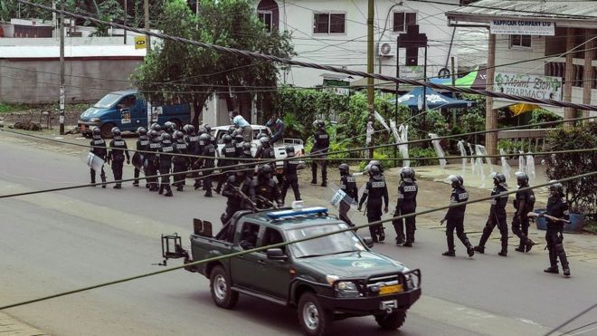 Des forces de sécurité camerounaises à Buea, capitale de la région anglophone du Sud-Ouest, en octobre 2017