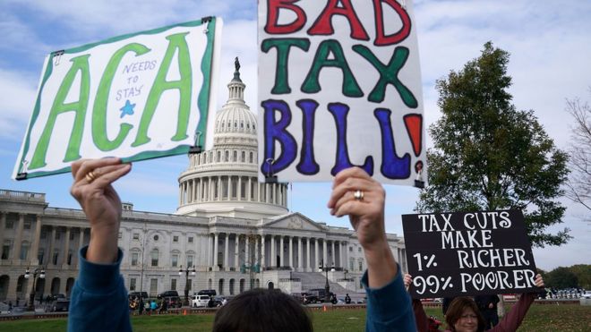 Демонстранты присоединяются к митингу против предлагаемого республиканского законодательства о налоговой реформе на восточной стороне Капитолия США 15 ноября 2017 года в Вашингтоне, округ Колумбия.