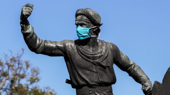 Estatua de gaucho en Montevideo con mascarilla.