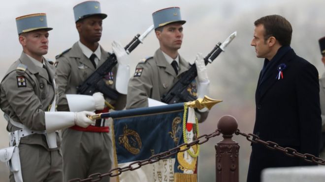 El presidente francés Emmanuel Macron revisa una guardia de honor militar mientras asiste a una ceremonia en homenaje a los soldados franceses asesinados en agosto de 1914 durante las batallas fronterizas, en el monumento en Morhange, este de Francia, el 5 de noviembre de 2018.