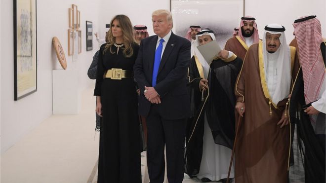 Quốc vương Salman (thứ hai từ phải), Tổng thống Donald Trump và Đệ nhất Phu nhân Melania Trump tại Hoàng cung Saudi hôm 20/5/2017