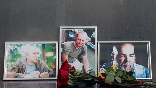 Возложенные цветы в память погибших у Центрального дома журналиста