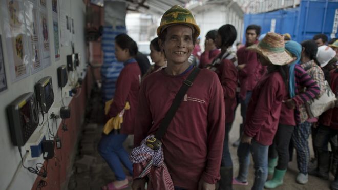 งานก่อสร้างในไทยเป็นอีกหนึ่งภาคส่วนที่ต้องพึ่งพาแรงงานต่างด้าว ในภาพเป็นคนงานก่อสร้างชาวกัมพูชาที่ทิ้งบ้านเกิดมาขายแรงงานในไทย