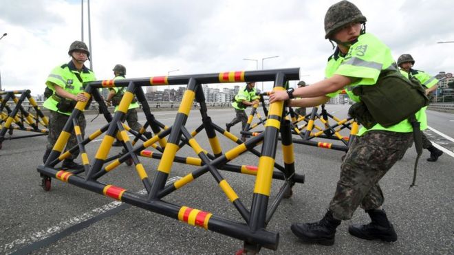 Южнокорейские солдаты установили баррикады на мосту Ханнам во время регулярных учений против возможных артиллерийских атак Северной Кореи в Сеуле 23 августа 2017 года.