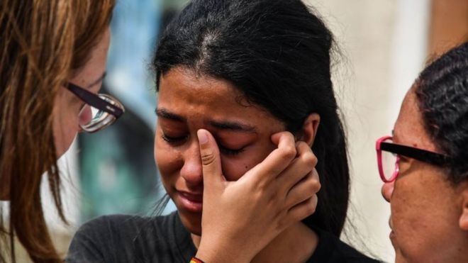 Estudante de escola em Suzano chora após ataque