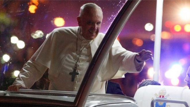 Папа Фрэнсис машет Филиппинцам во время кортежа в Апостольскую нунциатуру в Маниле (15 января 2015 г.)