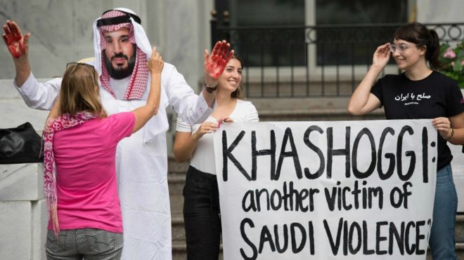 Демонстрант в костюме наследного принца Саудовской Аравии Мухаммеда бен Салмана с кровью на руках протестует вместе с другими возле посольства Саудовской Аравии в Вашингтоне 8 октября 2018 года