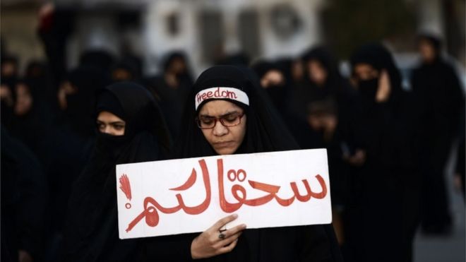 Бахрейнская женщина принимает участие в акции протеста в деревне Джидхафс к западу от Манамы против казни саудовскими властями известного мусульманского священнослужителя-шиита Нимра аль-Нимра 2 января 2016 года.