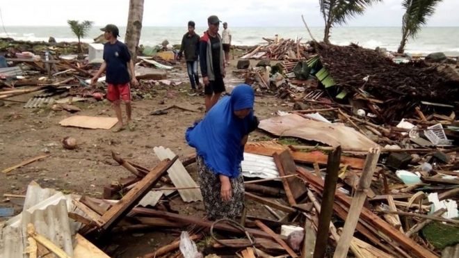 Personas entre los escombros del tsunami