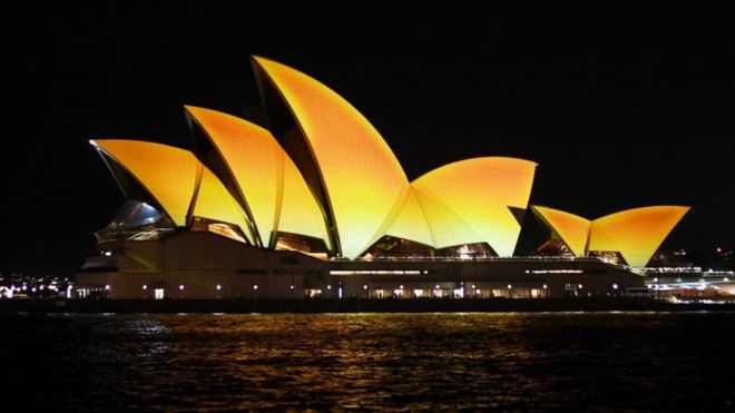 இந்துக்களின் பண்டிகையான தீபாவளியன்று பொன்னிறத்தில் ஜொலிக்கும் சிட்னி ஓபெரா ஹவுஸ்.