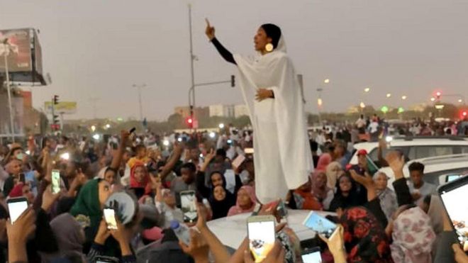 薩拉赫(Alaa Salah)在蘇丹參加抗議活動的照片，吸引了全球的注意力。