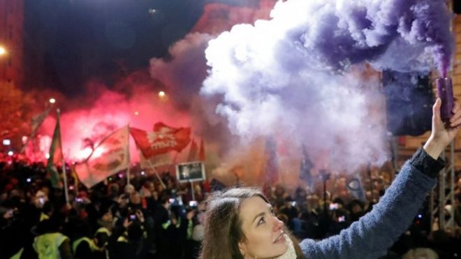 Протестующий держит горящую вспышку в Будапеште, Венгрия. Фото: 16 декабря 2018 года