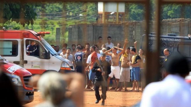 На раздаточном материале, опубликованном O Popular, изображена группа заключенных, охраняемая властями в тюрьме в столичном регионе Гояния, столице бразильского штата Гояс, Бразилия, 1 января 2018 года.