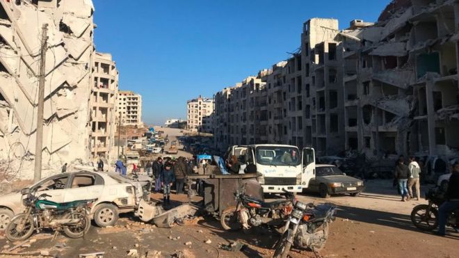 تجمع الأهالي بعد انفجار في مقر هيئة تحرير الشام