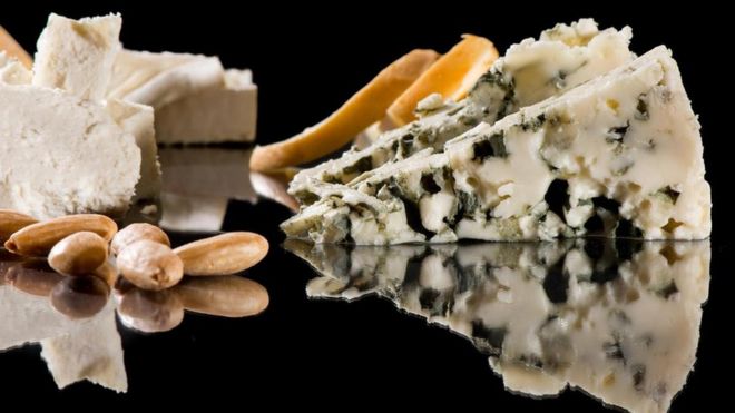 每100克蓝纹奶酪（blue cheese）的盐含量为2.7克，高于海水的盐含量。