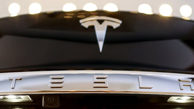логотип Tesla