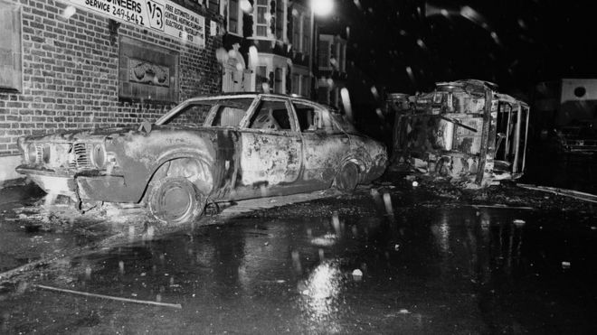 Сгоревшие машины на Broadwater Farm 6 октября 1985 года