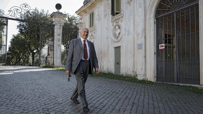 Паоло Савона прогуливается в общественном парке Вилла Боргезе в Риме, Италия, 25 мая 2018 года