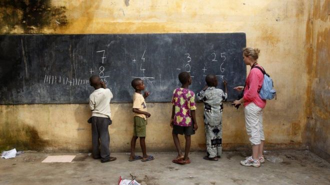 Школьники и их учителя в Того