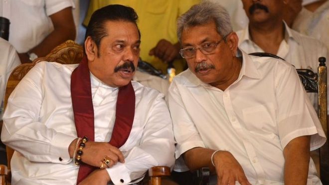 El actual presidente de Sri Lanka Gotabaya Rajapaksa (der.) y su hermano, el ex primer ministro y expresidente Mahinda Rajapaksa, en 2018