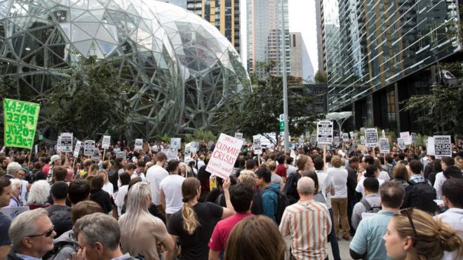 Сотрудники Amazon за климатическое правосудие проводят демонстрацию и митинг в штаб-квартире компании