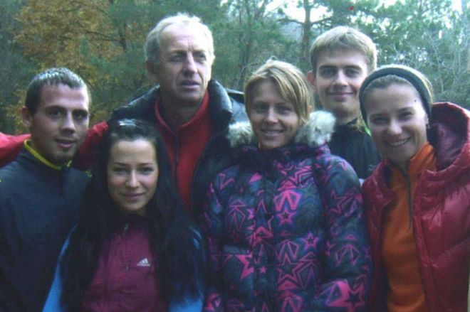 Степанова (в центре) с другими спортсменами и тренером Владимиром Мохневым