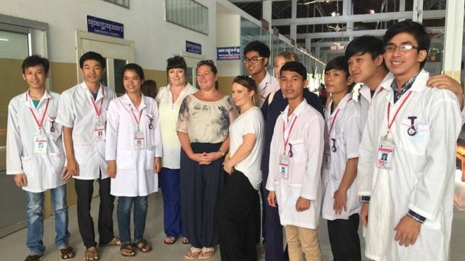 Сью Смит и камбоджийские врачи