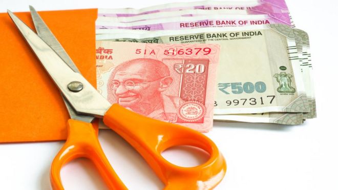 Индийские деньги в конверте с ножницами