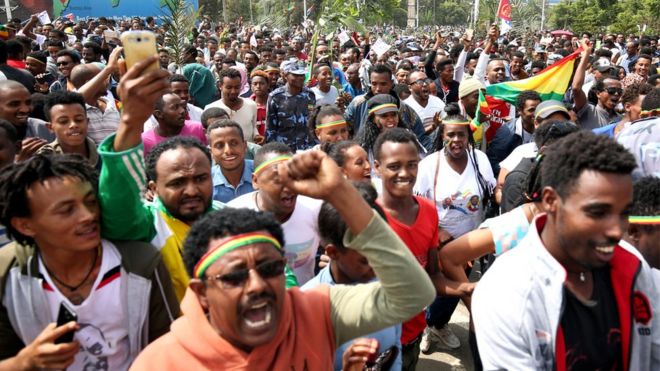 Люди празднуют церемонию приветствия президента Эритреи Исаяса Афверки, прибывшего с трехдневным визитом в международный аэропорт Боле в Аддис-Абебе, 14 июля 2018 года