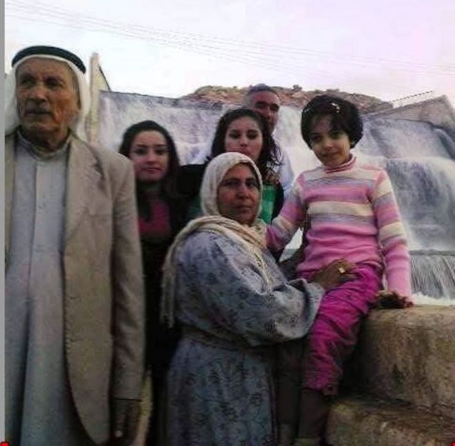 نوجين مصطفى مع والديها وأخواتها