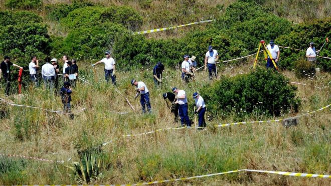 Полиция ищет в высокой траве и кустах