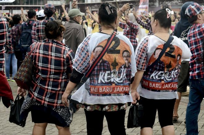 На этом снимке, сделанном 11 февраля 2017 года, изображены сторонники в футболках в поддержку губернатора Джакарты Басуки Тяхаджа Пурнама и его напарника Джарота Сайфула Хидаята во время их заключительного предвыборного митинга в Джакарте.