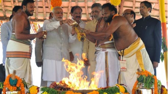 Премьер-министр Индии Нарендра Моди (2-й слева) выполняет ритуал пуджи на церемонии закладки первого камня в Амаравати, новой столице штата Андхра-Прадеш.