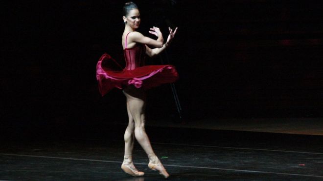 Танцы Misty Copeland в красной бархатной пачке