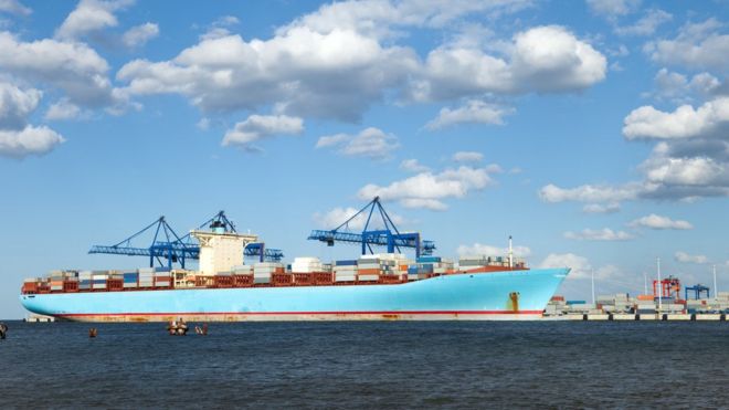 Контейнеровоз Maersk в порту