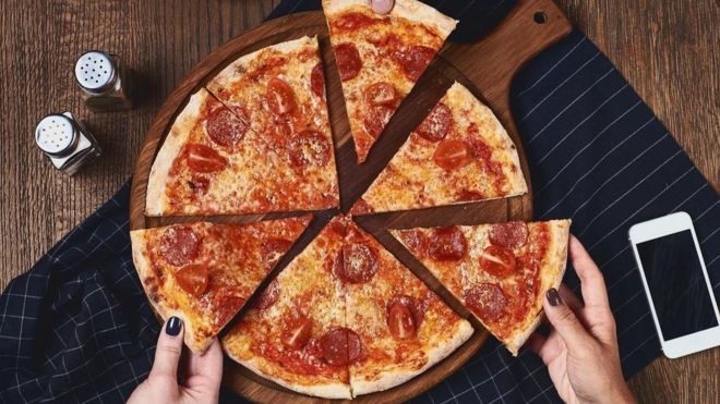 تحوي شريحتان من البيتزا 10 غرامات من الدهن المشبع، أي نصف الموصى به للنساء يوميا وثلث الموصى به للرجال