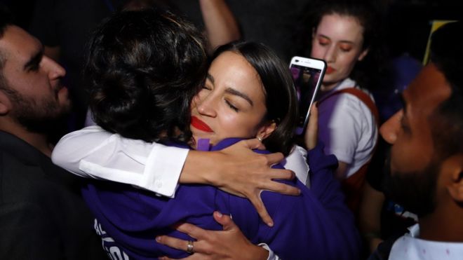 Александрия Окасио-Кортез обнимает сторонницу во время празднования ее победы