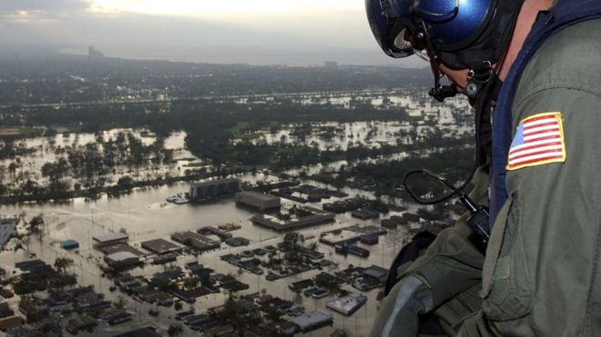 Персонал США смотрит на Новый Орлеан, похороненный в воде