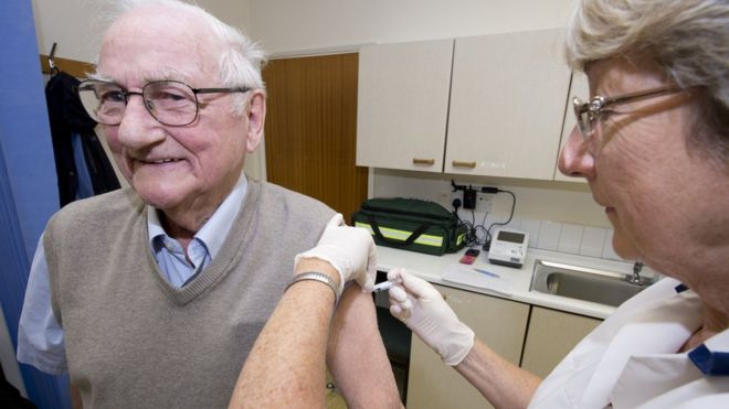 Пожилой мужчина получает грипп джеб