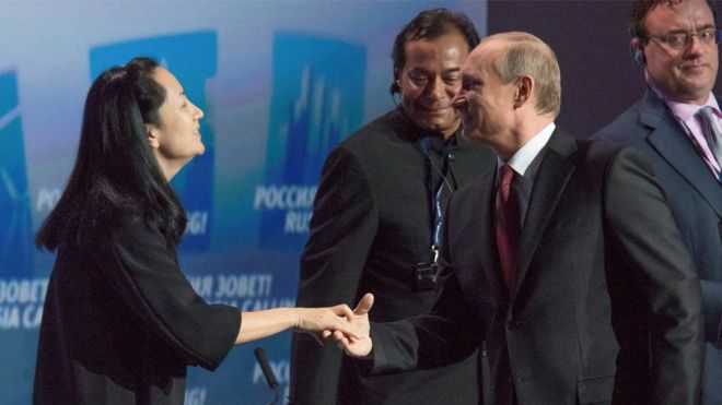 Президент России Владимир Путин приветствует Мэн Ваньчжоу, китайского технологического гиганта Huawei, на инвестиционном форуме ВТБ Капитал "Россия зовет!" в Москве в октябре 2014 года