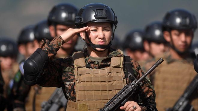 Militares saludando