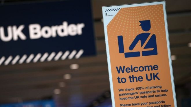 Знаки границы Великобритании на паспортном контроле в зале прибытия в Терминале 2 аэропорта Хитроу