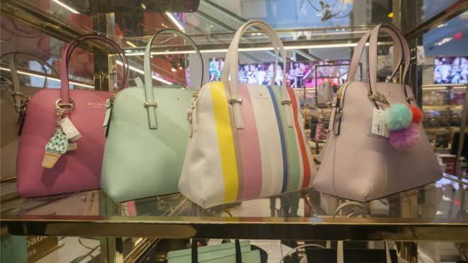 В воскресенье, 20 марта 2016 г., в бутике Kate Spade в Macy's в Нью-Йорке выставлены весенние цветные сумки.