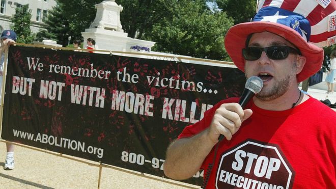 Авраам Боновиц на митинге против смертной казни, который он проводит перед Верховным судом США каждый год
